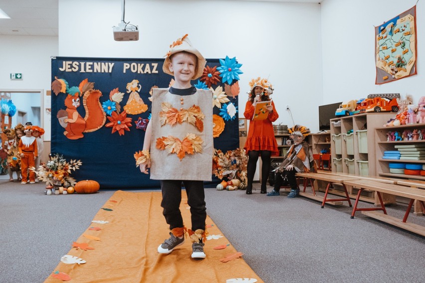Międzypokoleniowy pokaz mody przedszkolaków z seniorami w Choroszczy. Wyjątkowy jesienny wybieg i wydarzenie łączące pokolenia (zdjęcia)