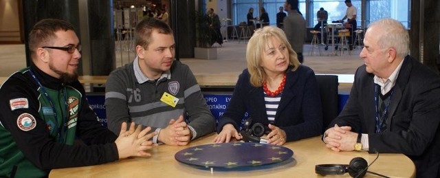 W studiu telewizyjnym PE, od lewej: Jakub Chonchera (Radio ESKA), Arkadiusz Dobkowski (Tygodnik Ostrołęcki), Jolanta Hibner (Europoseł), Andrzej Harasimowicz (Tygodnik Siedlecki)