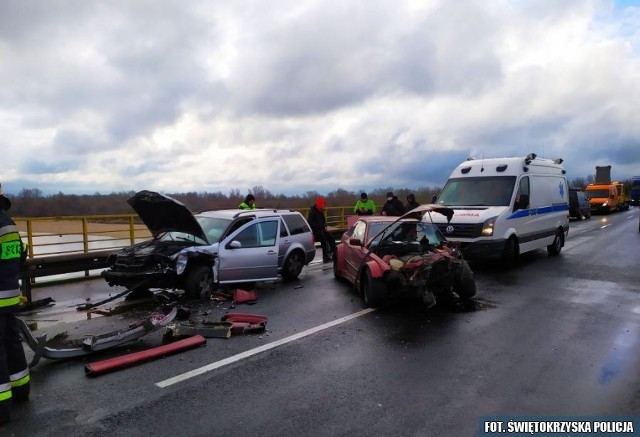 Policjanci z Kielc pomagali poszkodowanym w wypadku w Górze Kalwarii