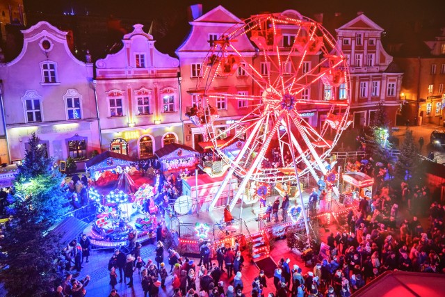 Na opolskim Rynku ruszyły przygotowania do bożonarodzeniowego jarmarku. Jak w latach poprzednich będzie wiele atrakcji.