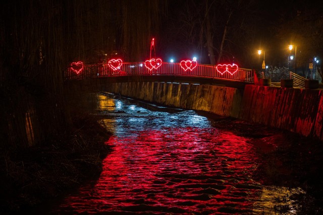 Walentynkowy mostek w Bielsku-Białej. Zobacz kolejne zdjęcia. Przesuwaj zdjęcia w prawo - naciśnij strzałkę lub przycisk NASTĘPNE