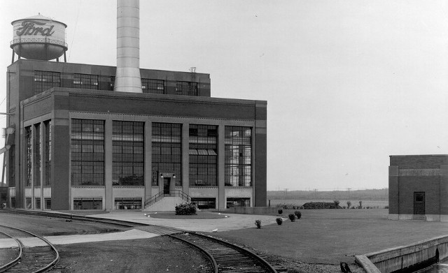 Ford Motor Company to firma, która działa na rynku od 1903 roku. W tym roku amerykański producent świętuje 100-lecie powstania zakładu montażowego w Chicago.