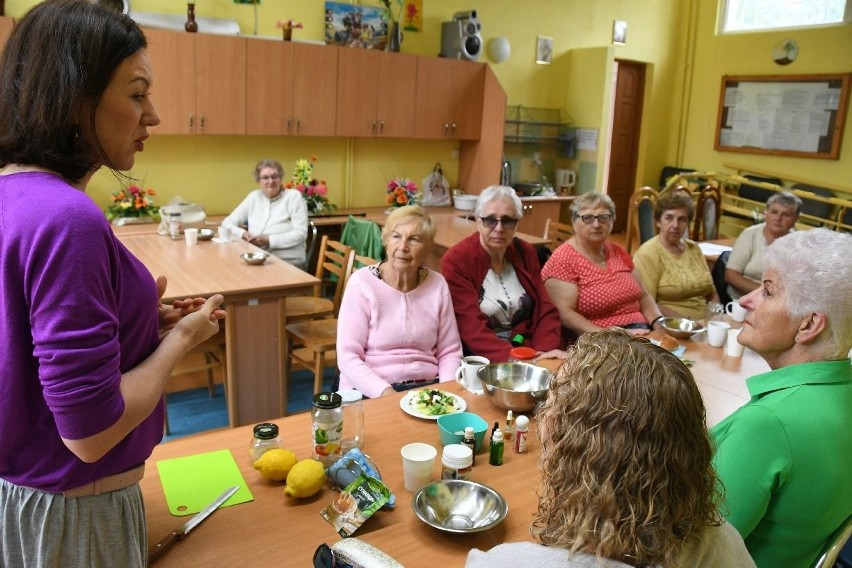 Warsztatach w kieleckim Kole Polskiego Związku Niewidomych. Kobiety uczą się robienia kosmetyków