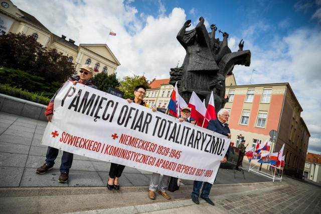 We wtorek  minęło 80 lat od dnia, kiedy sowieci, łamiąc postanowienia traktatu ryskiego i paktu o nieagresji, napadli na Polskę. Uroczystości upamiętniające ofiary wojny odbyły się w Bydgoszczy. Zobacz wideo:Uroczystości związane z obchodami 80. rocznicy agresji sowieckiej na Polskę oraz Dnia Sybiraka odbyły się na Starym Rynku w Bydgoszczy. Po uroczystej mszy świętej w sercu miasta rozpoczęła się manifestacja patriotyczna. Orkiestra wojskowa wykonała Hymn Państwowy, a przedstawiciele władz miasta i regionu oraz organizatora uroczystości – bydgoskiego oddziału Związku Sybiraków - wygłosili przemówienia, by uczcić poległych w walce i zesłanych na Sybir. Uroczystość uświetniły występ zespołu „Ogrodnik Team” z Centrum Kształcenia Rolniczego im. Sybiraków, który wykonał  Marsz Sybiraków. Hołd poległym w wojnie i zesłanym na Sybir oddali salwą honorową żołnierze Wojska Polskiego. Następnie pod pomnikiem Walki i Męczeństwa Narodu Polskiego złożone zostały kwiaty. Oddział Wojewódzki Związku Sybiraków w Bydgoszczy powstał w marcu 1989 roku z inicjatywy Danuty Kwietoń, wokół której skupiła się dwudziestoosobowa grupa. Dziś oddział liczy ponad tysiąc członków zrzeszonych w siedemnastu kołach terenowych.