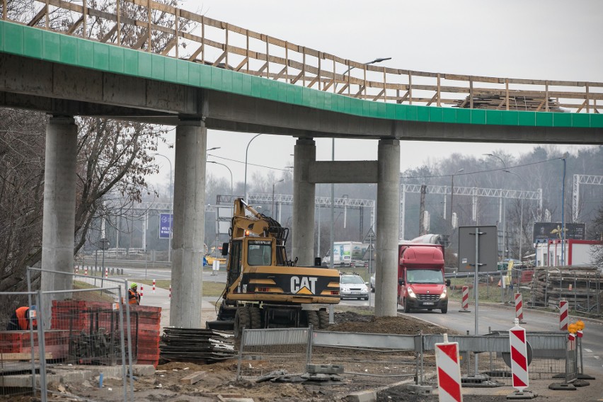 Kraków. Zobacz postępy prac na budowie kładki rowerowej wzdłuż ulicy Kamieńskiego [ZDJĘCIA] 18.01.