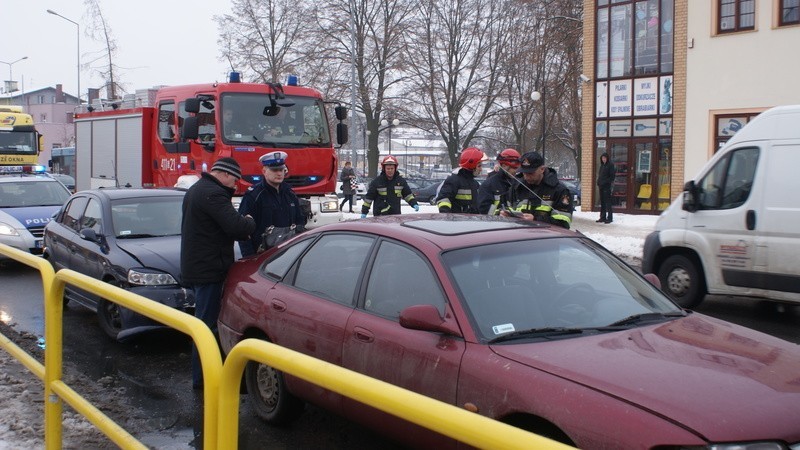 W Chojnicach zderzyły się trzy auta. Jedna osoba trafiła do szpitala [zdjęcia]