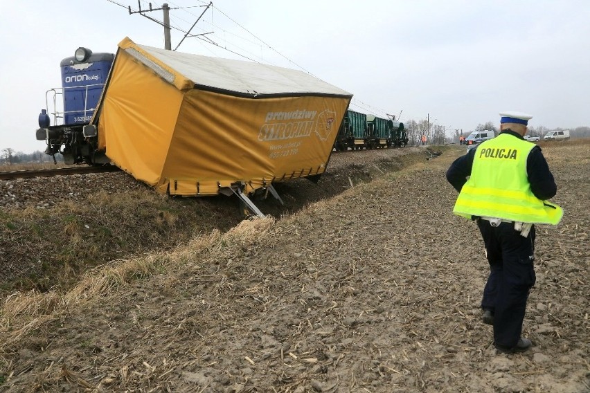 Wypadek samochodu ciężarowego i pociągu w Dobrzykowicach na...