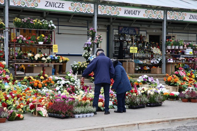 Ceny wiązanek i zniczy przerażają nie tylko kupujących. Na kolejnych slajdach zobaczysz ile kosztują>>>