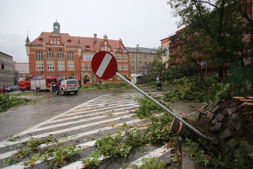 Nad Chorzowem przeszła trąba powietrzna, szkody są też w...