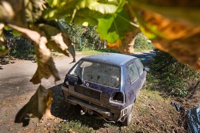 Od ubiegłego roku na ul. Przybyszewskiego dosłownie na oczach mieszkańców zaparkowany golf popada w ruinę. Służby mają przyjrzeć się temu przypadkowi. Rokrocznie straż miejska ma kilkadziesiąt podobnych wezwań