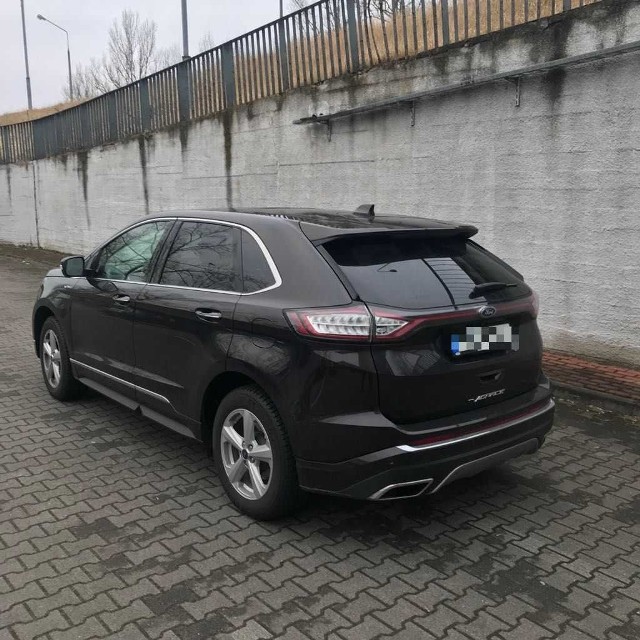 Funkcjonariusze Straży Granicznej w Świecku odzyskali skradziony kilka godzin wcześniej samochód marki Ford Edge o wartości ponad 200 000 zł. Kierowca pojazdu, 53-letni mieszkaniec województwa mazowieckiego, nie posiadał żadnych dokumentów samochodu, funkcjonariusze postanowili szczegółowo sprawdzić legalność pochodzenia forda. W stacyjce pojazdu znajdował się specjalnie skonstruowany podrobiony kluczyk.POLECAMY PAŃSTWA UWADZE: