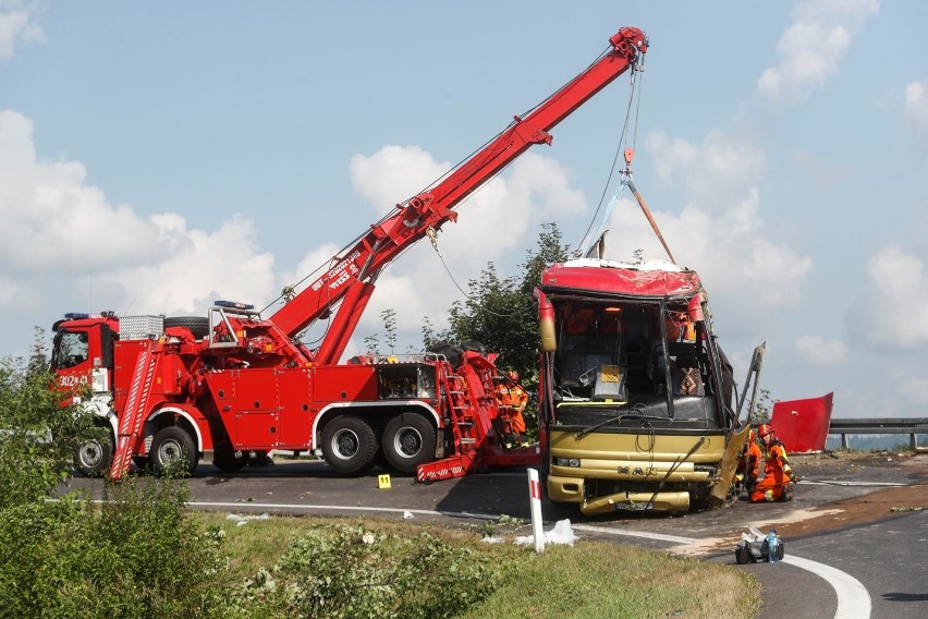 Podkarpacie. Tragiczny wypadek autobusu w Leszczawie Dolnej,...