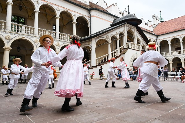 Wiele działo się w sobotę 27 sierpnia na zamkowym dziedzińcu w Baranowie Sandomierskim podczas I Festiwal Kultury Lasowiackiej EtnoLas. Moc atrakcji przygotował z tej okazji Miejski Dom Kultury w Stalowej Woli. Były gry, zabawy, warsztaty gwary lasowiackiej, występy dziecięcych zespołów pieśni i tańca, premiera lalkowego spektaklu Teatru Przytulanka, koncert Nadsańskiej Orkiestry Kameralnej i Chóru Dworskiego. Swoje stoisko miał także Klaster Lasowiacki - inicjatywa promującej dziedzictwo kulturowe Lasowiaków.