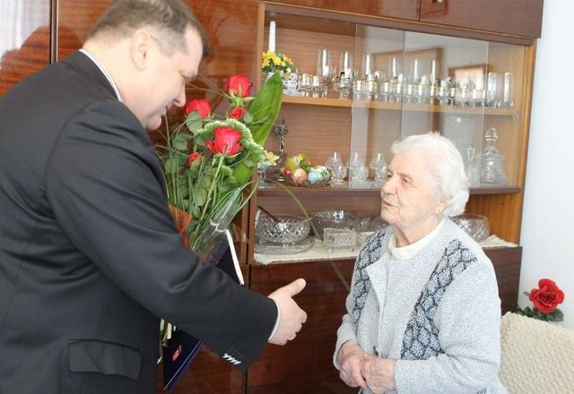 Stanisława Szkulepa otrzymała życzenia m.in. od burmistrza Wojciecha Huczyńskiego.