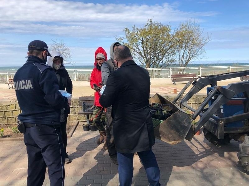 Policjanci i pracownicy starostwa rozdawali maseczki spacerowiczom na usteckiej promenadzie