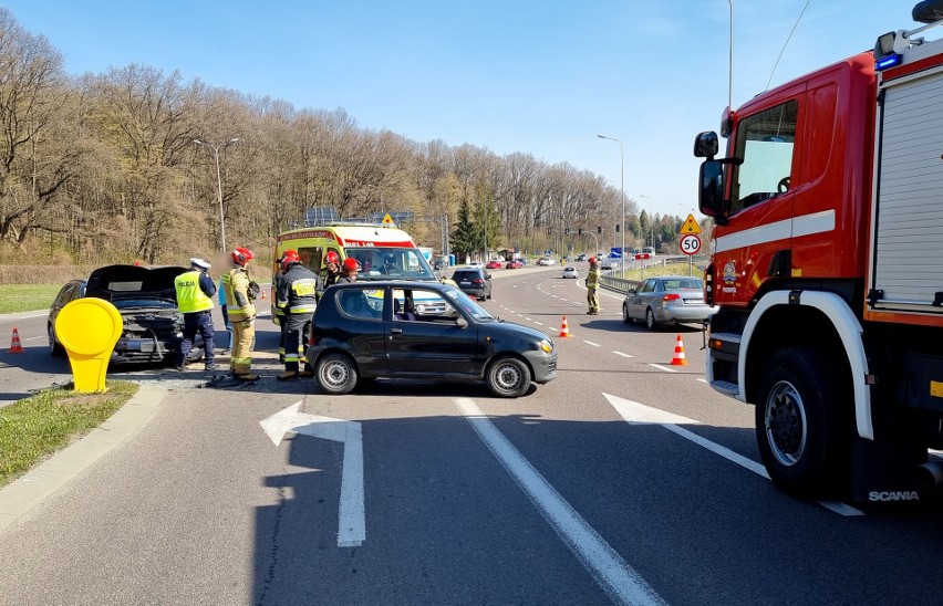 Wypadek na feralnym skrzyżowaniu w Przemyślu. W zderzeniu fiata seicento z volkswagenem passatem ranna została jedna osoba [ZDJĘCIA]