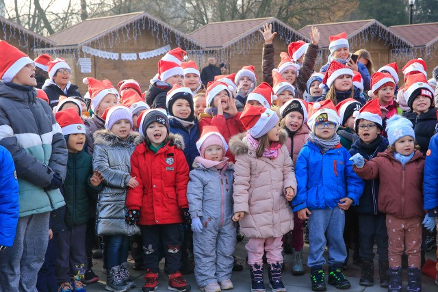 Na miejscu najmłodszych przywitali animatorzy, którzy pomogli wywołać Świętego Mikołaja z prezentami.