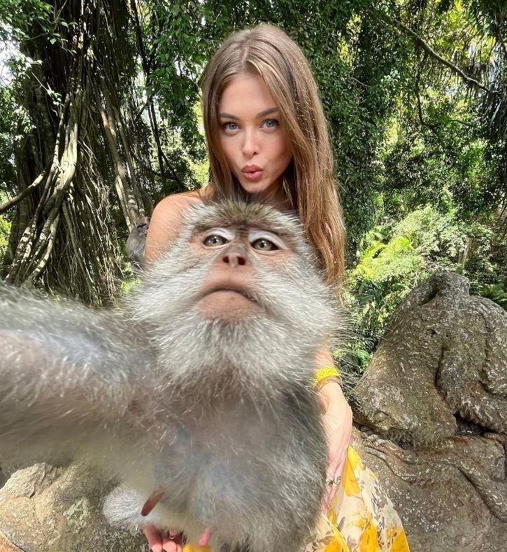 Joanna Opozda zrobiła sobie sesję z miejscową małpką.