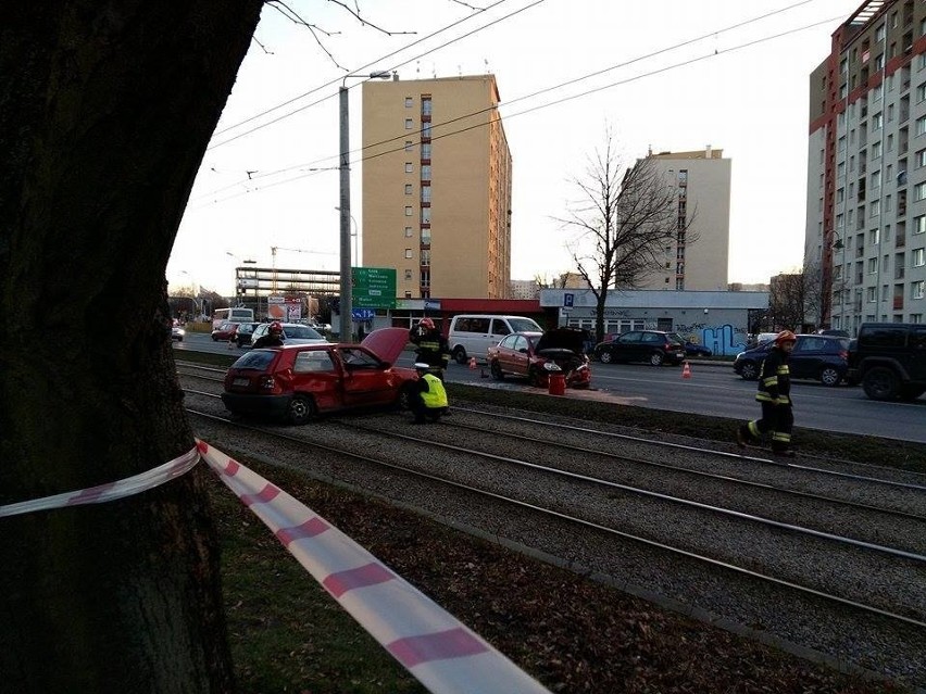 Częstochowa: wypadek przy alei Niepodległości. Samochód wylądował na torach tramwajowych [ZDJĘCIA]