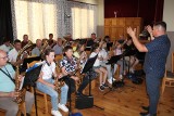 Orkiestra dęta w Słupsku w powiecie wieluńskim wzbogaciła sie o nowe instrumenty. 100 tysięcy od ministerstwa kultury ZDJĘCIA, WIDEO