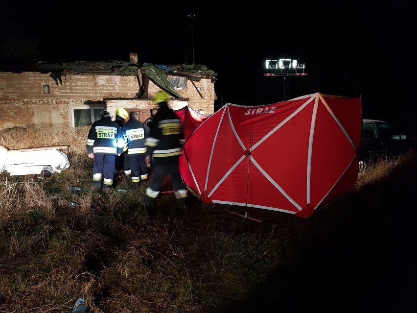 Tragedia w Jałowcu. 65-letni mężczyzna znaleziony martwy w piwnicy swojego domu. Ciało leżało w wodzie [ZDJĘCIA]