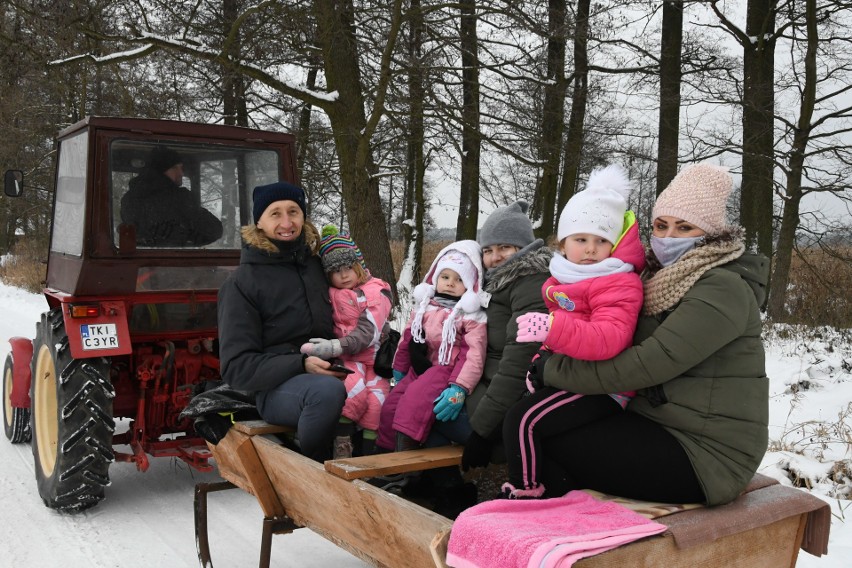 Strażacy ze Skrzelczyc zrobili kulig dla dzieci, była świetna zabawa. Zobacz zdjęcia 