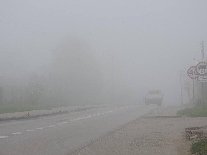 Duże mgły w naszych powiatach, policja ostrzega [ZDJĘCIA, PROGNOZA POGODY]