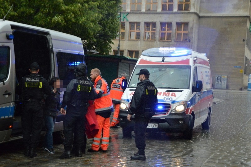 Wypadek na pl. Solnym. Parasol uderzył w głowę niemiecką turystkę