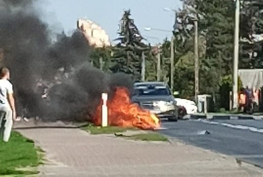 Na drodze w Wacynie pod Radomiem, po wywrotce, zapalił się motocykl.