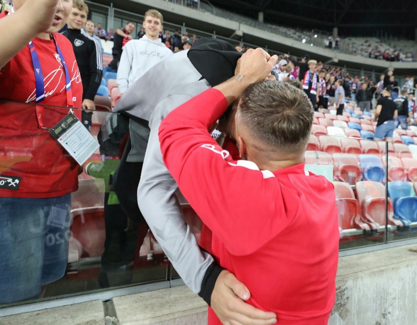 Lukas Podolski świetnie wie, jak używać mediów...