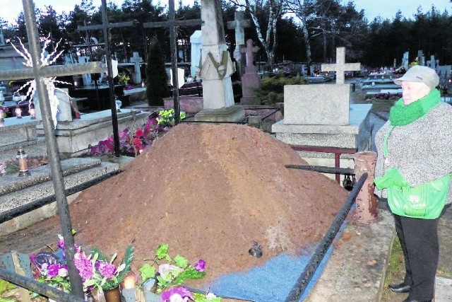 Pani Krystyna Mincer przy rodzinnym grobie w Suchedniowie. - Nawet wiązanki nie ma gdzie położyć - mówi oburzona kobieta.