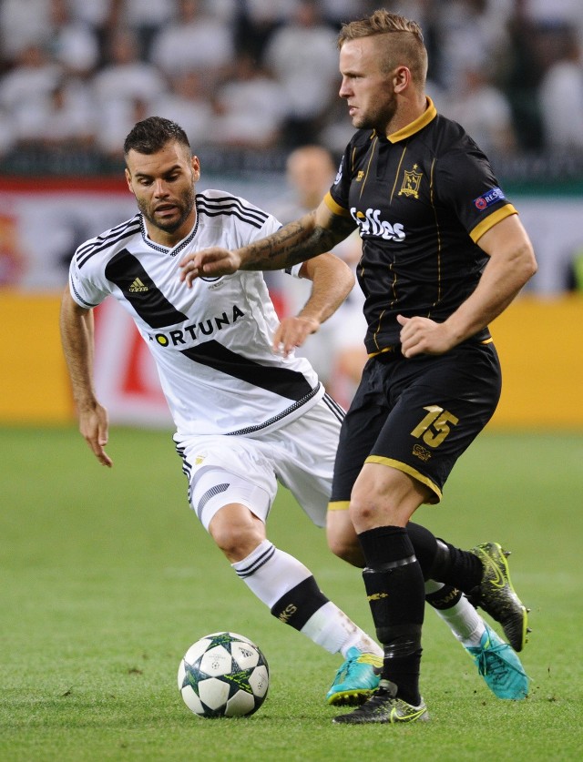 23.08.2016 warszawamecz iv rundy eliminacji uefa champions league pomiedzy legia warszawa a dundalk fc na stadionie legii w warszawie nz- nemanja nikolic / patrick barrett uefa champions league second leg match between legia warszawa and dundalk fc in warsawfot.bartek syta / polska press