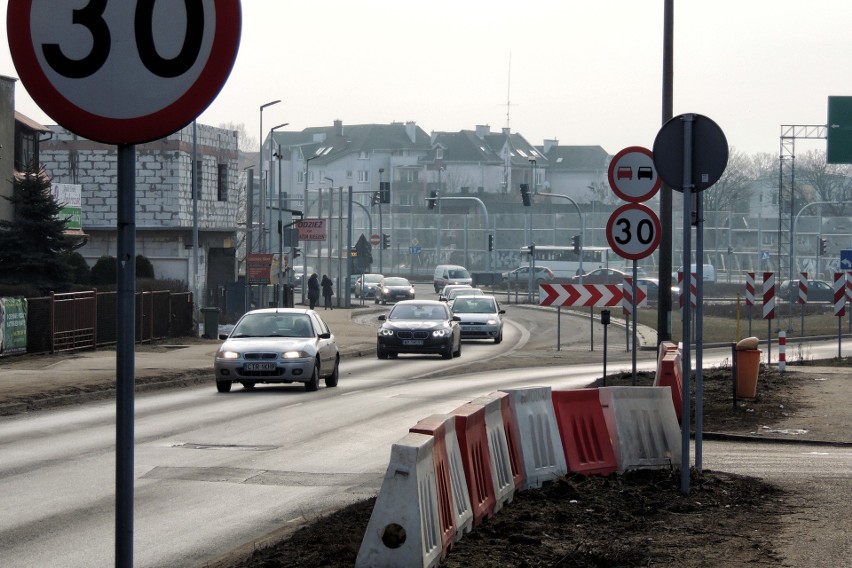 Budynki, które znajdują się w miejscu, gdzie pobiegnie drugi...