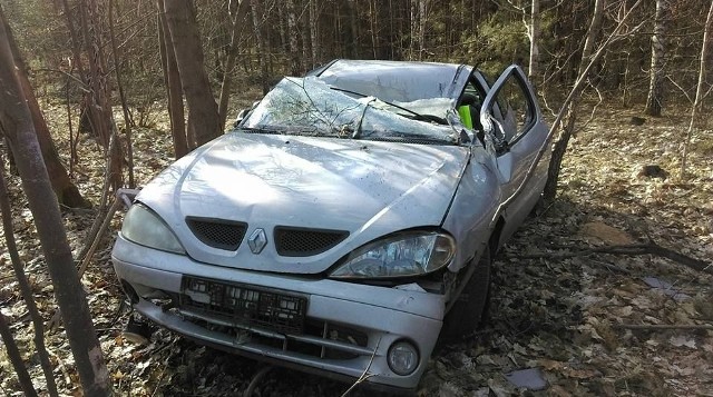 Dziś o 9.22 bydgoscy strażacy zostali wezwani do wypadku samochodowego na ul. Kolbego wylot (na Osówiec), gdzie 19-letni kierowca dachował i uderzył w drzewo. Mężczyznę zabrano do szpitala.- Młody kierowca, 19-latek, kierujący samochodem osobowym marki Renault Megane wypadł z drogi, dachował i uderzył w drzewo. Chłopak został zabrany do szpitala - informuje nas kp. Dawid Połczyński ze stanowiska dowodzenia KM PSP w Bydgoszczy.- Ze wstępnych ustaleń pracujących na miejscu policjantów wynika, że powodem zdarzenia było niedostosowanie prędkości do warunków panujących na drodze. Samochodem podróżował tylko 19-letni kierowca, który został zabrany do 10. Wojskowego Szpitala Klinicznego w Bydgoszczy - dodaje st. asp. Lidia Kowalska z KWP W Bydgoszczy.Co czeka nas w pogodzie? (źródło TVN/X-News):