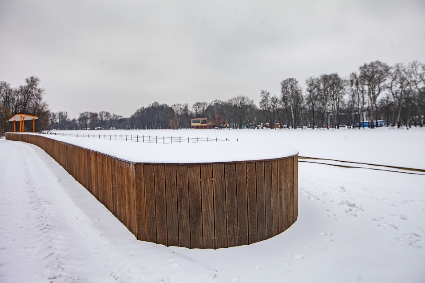 Kraków. Zalew Nowohucki w zimowej szacie. To miejsce w śnieżnej scenerii wygląda bajkowo [ZDJECIA]