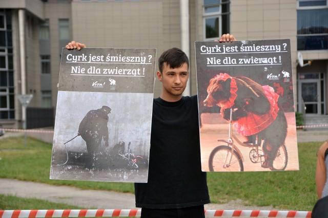 „Cyrk jest śmieszny? Nie dla zwierząt”! - to jeden z plakatów pokazywanych w poniedziałek podczas manifestacji w Stalowej Woli