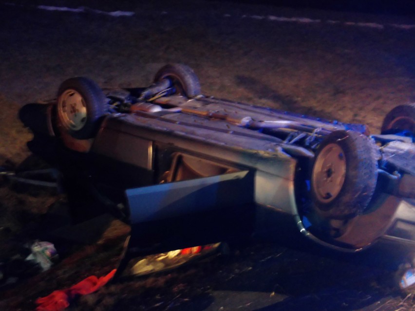 Wypadek na autostradzie koło Tarnowa. Samochód wylądował na dachu