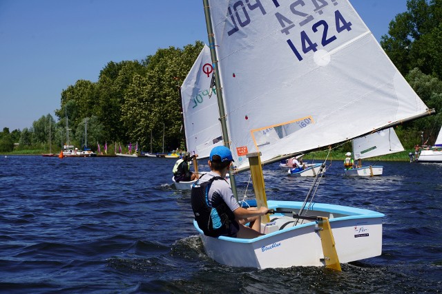 Regaty o Puchar Miasteczka Siewierz Jeziorna to duże wydarzenie sportowe, które cieszy się sporą popularnością wśród żeglarzy Zobacz kolejne zdjęcia/plansze. Przesuwaj zdjęcia w prawo - naciśnij strzałkę lub przycisk NASTĘPNE