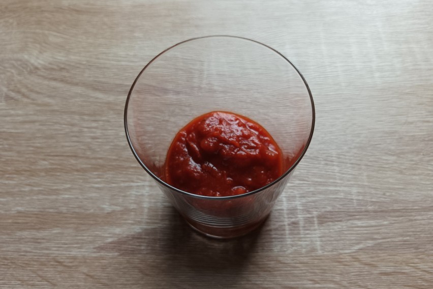 Sos pomidorowy wymieszaj z wodą.