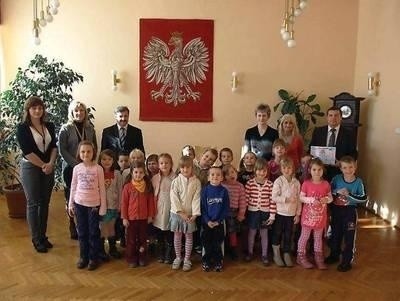 Swoją pierwszą wizytę w Urzędzie Miejskim w Libiążu dzieci będą mile wspominać. Fot.UM