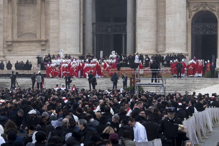 Pogrzeb Benedykta XVI. Papież senior spoczął w Grotach Watykańskich