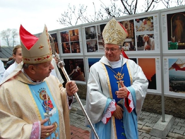 Kardynał Stanisław Dziwisz (z lewej) przy wystawie zdjęć "Cóż powiedzieć? Czas odjeżdżać!&#8221; w 2008 roku Opocznie.