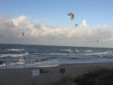 Kitesurferzy na plaży w Unieściu. Ich loty robią wrażenie! [ZDJĘCIA]