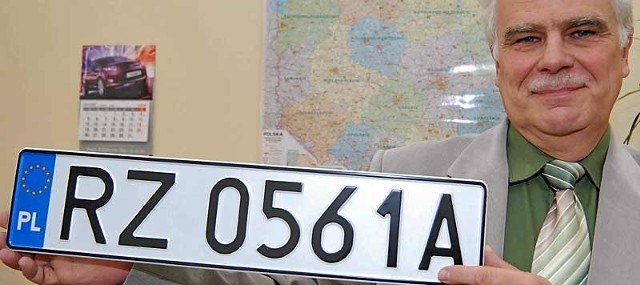 Krzysztof Wadiak, szef wydziału komunikacji UM w Rzeszowie: - Kolejne tablice czekają już na kierowców.