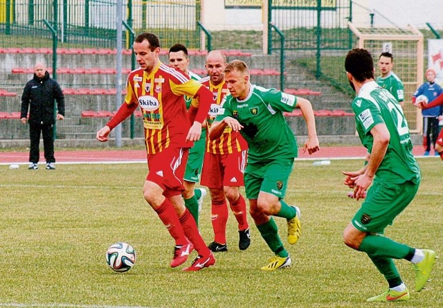 Tomasz Mikołajczak (przy piłce) i Rafał Grzelak (za nim)  mieli zdobywać bramki dla Chojniczanki. W trzech meczach nie trafili dotąd do siatki.