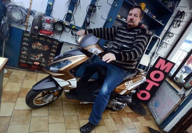 Być może niebawem sprzedaż skuterów ruszy z kopyta. Wiesław Nierzwicki prezentuje motorower firmy Ventus 549 (50)