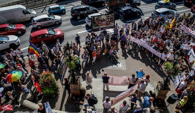 Pod gdańskim ratuszem kilkakrotnie dochodziło do demonstracji - zarówno za, jak i przeciwko Gdańskiemu Modelowi na Rzecz Równego Traktowania