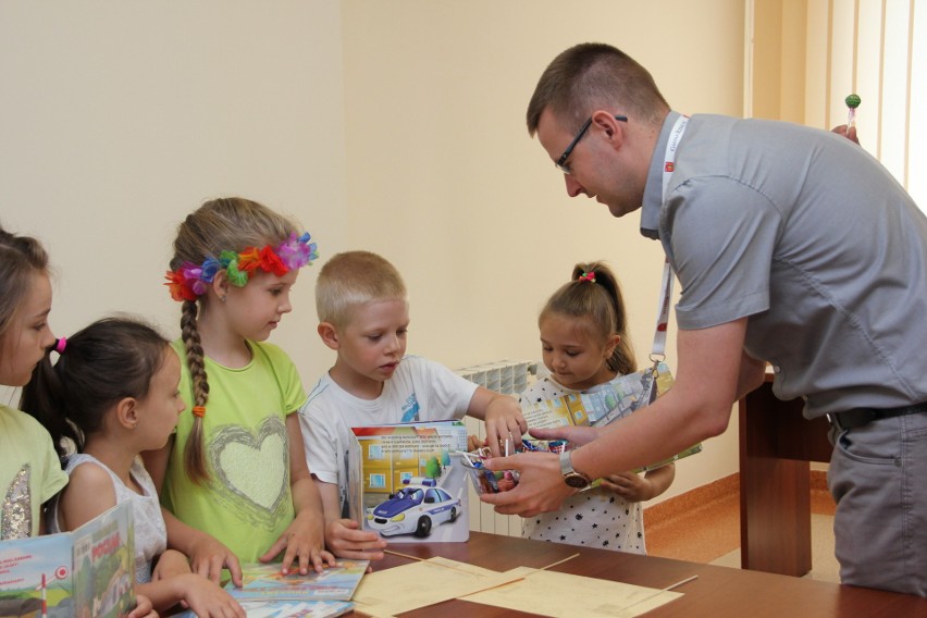 Mali czytelnicy z biblioteki w Laskowcu odwiedzili urząd...