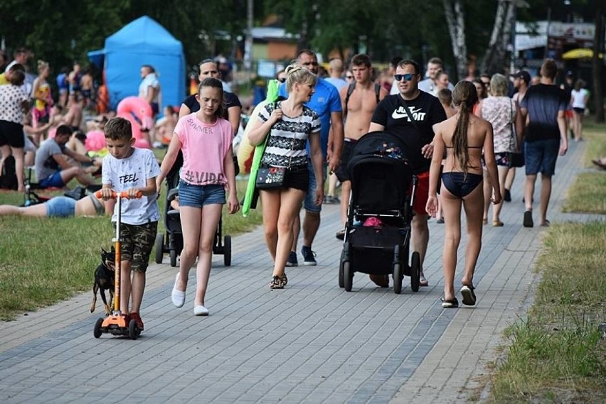 Tłumy nad Jeziorem Białym. Rozpoczął się sezon (ZDJĘCIA)