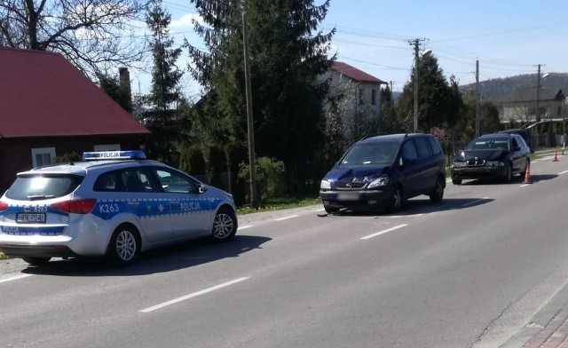 Niezachowanie bezpiecznej odległości między pojazdami było przyczyną czwartkowego wypadku w Ostrowie pod Przemyślem.- Policjanci wstępnie ustalili, że 28-letni mieszkaniec Przemyśla, który kierował BMW, najprawdopodobniej nie zachował bezpiecznej odległości od poprzedzającego opla i uderzył w ten pojazd. Następnie opel, którym kierował 60-letni mieszkaniec Jarosławia, najechał na tył piaggio. 67-letni przemyślanin kierujący piaggio stał na jezdni i oczekiwał na możliwość skrętu w lewo - powiedziała podkom. Marta Fac z KMP w Przemyślu.Pogotowie ratunkowe zabrało do szpitala na badania 60-latka z Jarosławia. Wszyscy mężczyźni byli trzeźwi i podróżowali sami. Na miejscu wykonano czynności pod kątem wypadku drogowego. Trwa wyjaśnianie dokładnych okoliczności zdarzenia.